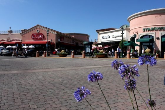 Shooting at Arizona outlet mall. 5 injured