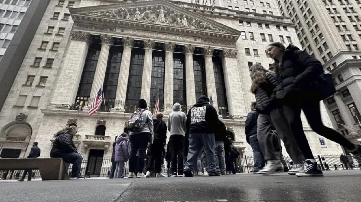 Wall Street Records Fifth Consecutive Month of Gains