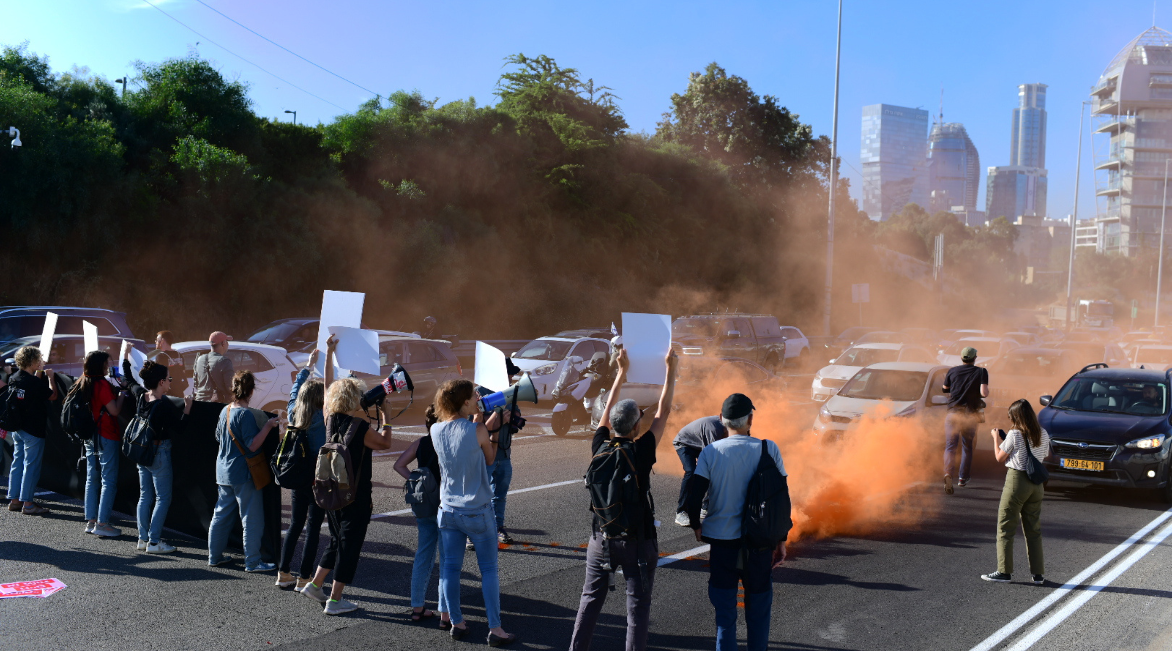 Protesters Block Israeli Roads to Demand Hostage Release Agreement